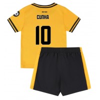 Camiseta Wolves Matheus Cunha #10 Primera Equipación Replica 2024-25 para niños mangas cortas (+ Pantalones cortos)